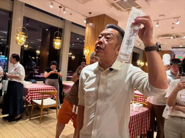 胜亿配资  西贝创始人：没有一道是预制菜，明天起开放所有门店厨房，将起诉罗永浩